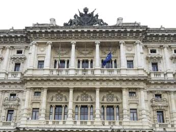 Galleria foto 'Prof ha relazione con alunna 17enne, non potrà più insegnare a scuola' - foto 1