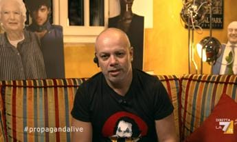 Galleria foto 'Propaganda Live, Diego Bianchi ha il covid e conduce da casa' - foto 1
