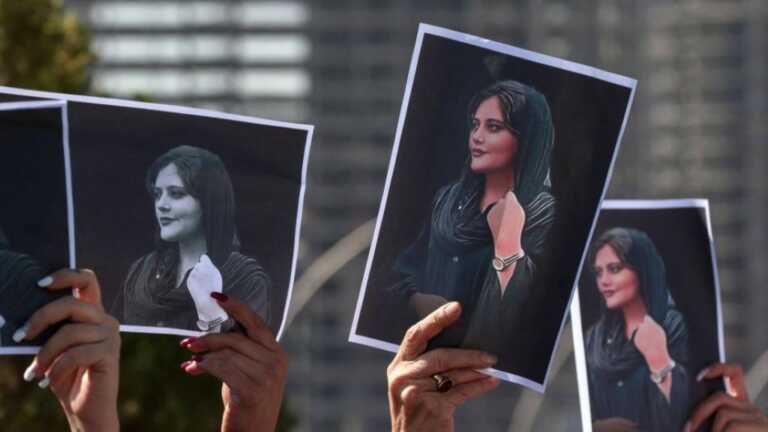 A Bari sit-in di solidarietà alle donne iraniane: «Sosteniamo la lotta contro il regime»