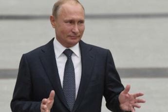 Galleria foto 'Putin compie 70 anni, ecco i regali: un trattore, zucche e cocomeri' - foto 1