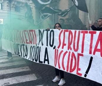 Galleria foto '“Questa scuola uccide”, a Roma blitz del Blocco studentesco' - foto 1