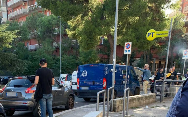 Assalto alla Posta a Bari. La testimonianza: «Erano armati fino ai denti. Gli anziani tremavano di paura»