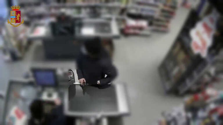 Galleria foto 'Rapine in farmacie e supermercati a Milano, identificato l’autore' - foto 1