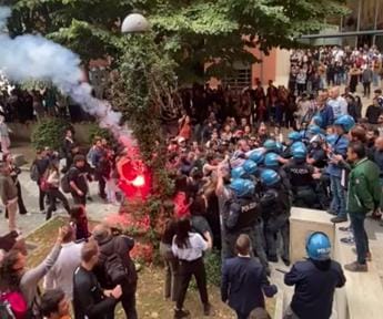Galleria foto 'Roma, disordini alla Sapienza: collettivi tentano blitz a convegno destra' - foto 1