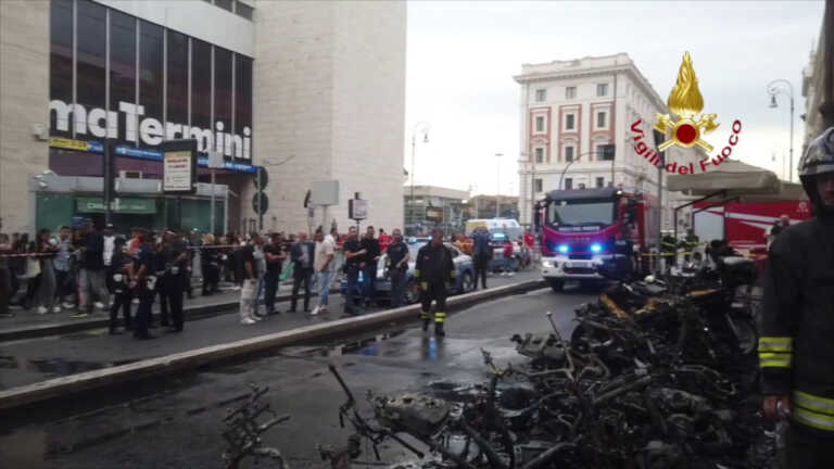 Galleria foto 'Roma, Incendio di motorini fuori dalla Stazione Termini, nessun ferito' - foto 1
