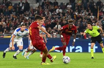 Galleria foto 'Roma-Lecce 2-1, Dybala gol su rigore e infortunio' - foto 1