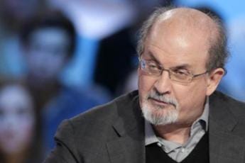 Galleria foto 'Salman Rushdie ha perso un occhio e l’uso di una mano' - foto 1