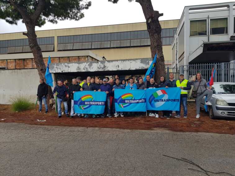 Bari, alta adesione allo sciopero degli operai della fonderia Rfi