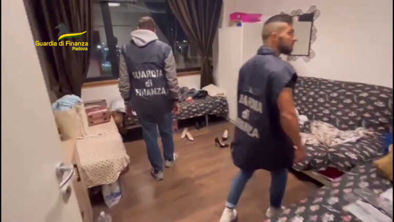 Galleria foto 'Scoperto a Padova centro massaggi a “luci rosse”, quattro denunciati' - foto 1
