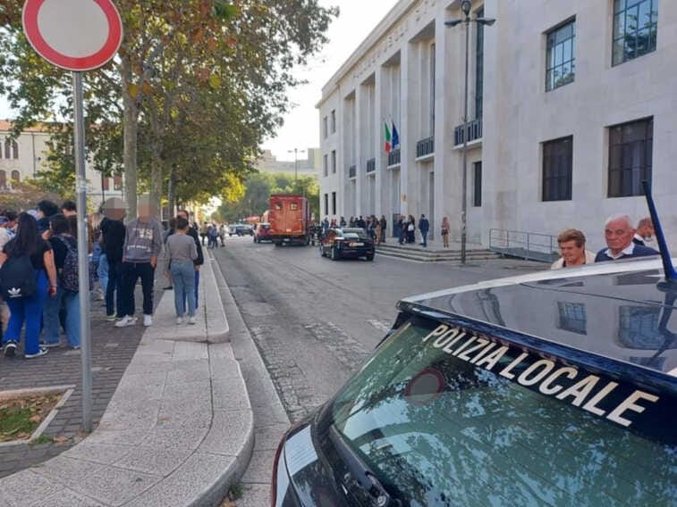 Galleria foto 'Foggia, cattivo odore a scuola: evacuati gli studenti. Forse è spray al peperoncino' - foto 1