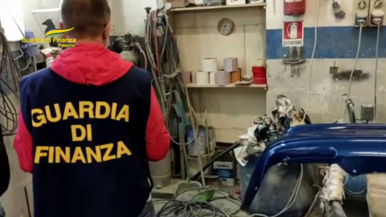 Galleria foto 'Sequestrate a Palermo due autocarrozzerie abusive' - foto 1
