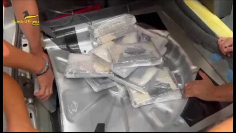 Nel bagagliaio 20 kg di cocaina purissima: arrestato corriere della droga a Foggia – VIDEO