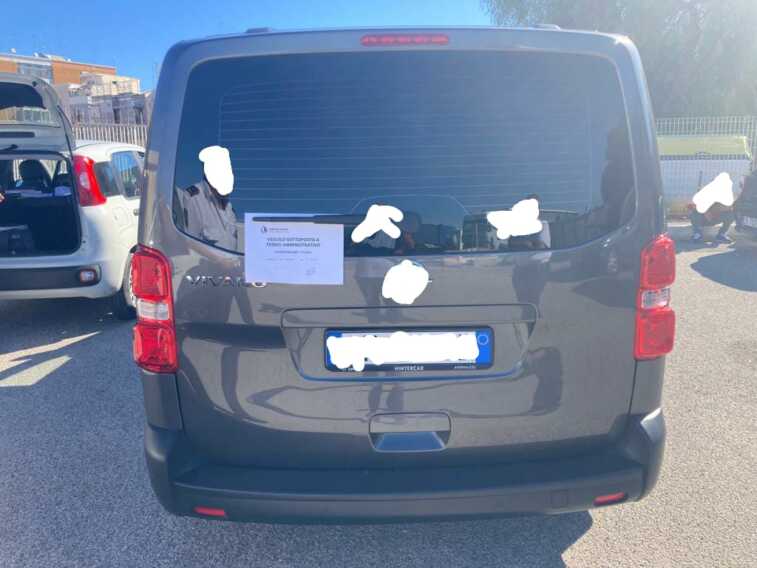 Galleria foto 'Bari, 35 euro a persona per accompagnare i turisti: fermato tassista abusivo' - foto 1