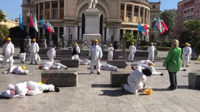 Galleria foto 'Sicurezza sul lavoro, a Palermo il flash mob dei sindacati' - foto 1
