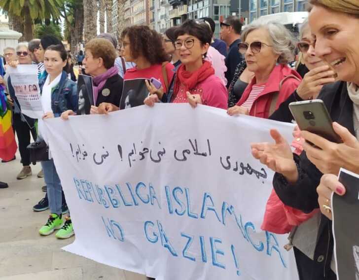 “Vita e libertà” per le donne iraniane: in 300 al sit in a Bari