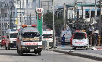 Galleria foto 'Somalia, sale a 100 morti bilancio attentati Mogadiscio' - foto 1