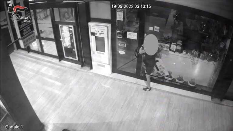 Galleria foto 'Bari, tre “spaccate” in pochi giorni: arrestato 24enne – VIDEO' - foto 1