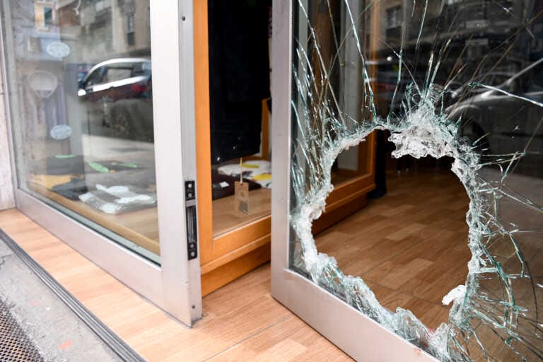 Presi dopo una spaccata a Bari, il giudice li rimette in libertà