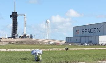 Galleria foto 'SpaceX, capsula Crew Dragon si aggancia alla Iss' - foto 1
