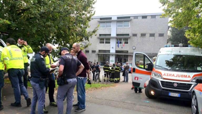 Galleria foto 'Spray al peperoncino in una scuola di Milano, 18 persone intossicate' - foto 1