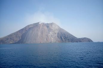 Galleria foto 'Stromboli, allerta per vulcano: “Non uscite di casa”' - foto 1