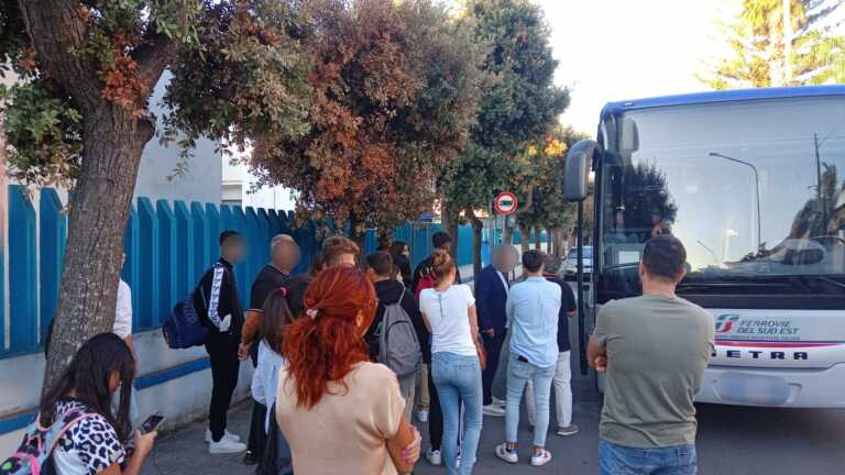 Studenti sul bus come sardine: a Tricase monta la protesta