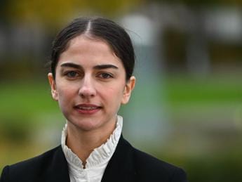 Galleria foto 'Svezia, 26enne di origini iraniane la nuova ministra per Clima e ambiente' - foto 1