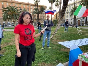 Galleria foto 'T-shirt del Che e canzoni di Banda Bassotti e Intillimani per il lancio del movimento dell’ex Fn Castellino' - foto 1
