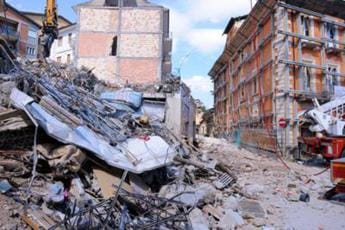 Galleria foto 'Terremoto, familiari vittime L’Aquila: “E’ una beffa”' - foto 1