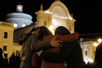 Galleria foto 'Terremoto L’Aquila, sit-in contro sentenza che dà colpa alle vittime' - foto 1