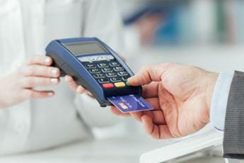 Galleria foto 'Tetto ai contanti, pagare con carte e bancomat diventa più difficile' - foto 1
