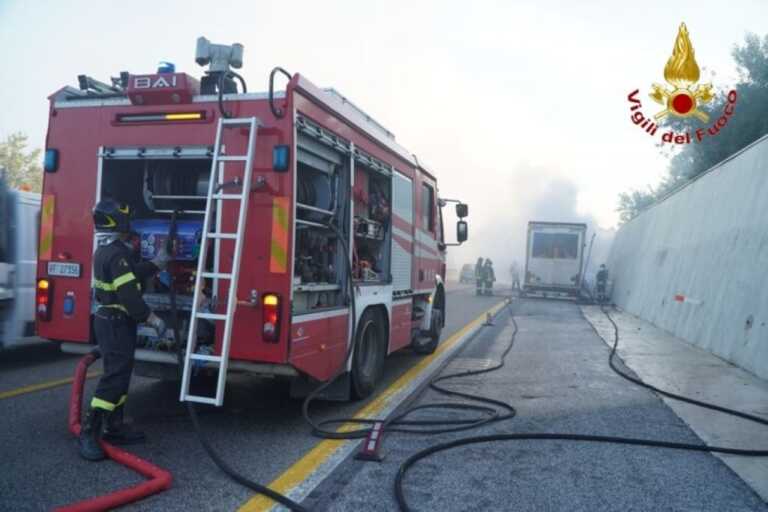 Tir con materiale sanitario a fuoco in autostrada: era diretto a Bari