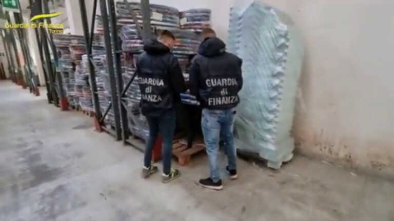 Galleria foto 'Torino, sequestrate scarpe false “Made in Italy” per 20 milioni' - foto 1
