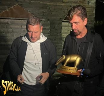 Galleria foto 'Totti, arriva il Tapiro d’oro: “Non lo dica a Ilary, altrimenti le fa sparire anche questo…”' - foto 1