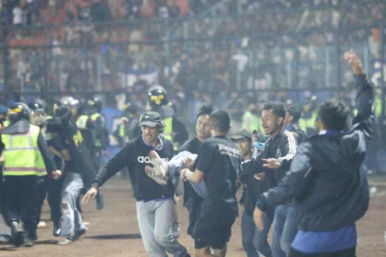 Galleria foto 'Tragedia allo stadio in Indonesia, si riduce a un centinaio il bilancio delle vittime' - foto 1