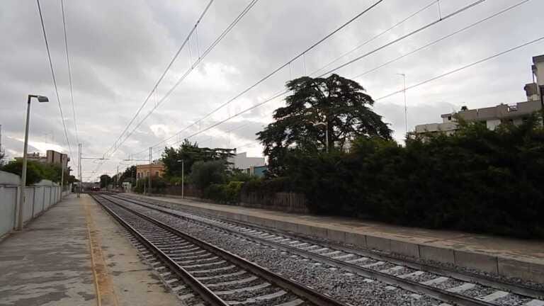 Trani, travolta da un treno merci.  Donna si  salva  per miracolo
