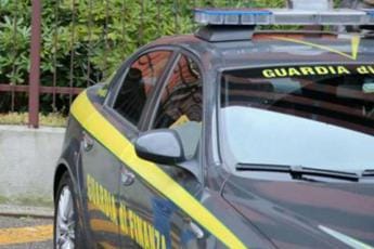 Galleria foto 'Tutti i giorni turni di 15 ore in fabbrica, tre arresti nel Pavese' - foto 1