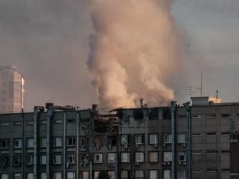 Galleria foto 'Ucraina, attacchi con droni kamikaze a Kiev: esplosione in centro città' - foto 1
