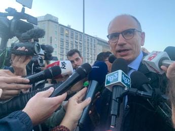 Galleria foto 'Ucraina, da Letta a Bonino: in centinaia al sit-in davanti ambasciata Russia' - foto 1