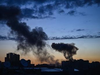 Galleria foto 'Ucraina, esplosioni a Kiev: colonne di fumo nella capitale' - foto 1