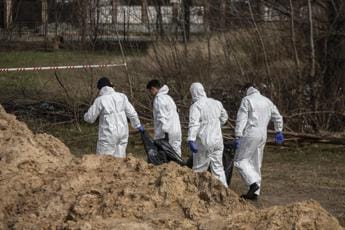 Galleria foto 'Ucraina, fossa comune a Lyman: iniziate esumazioni' - foto 1