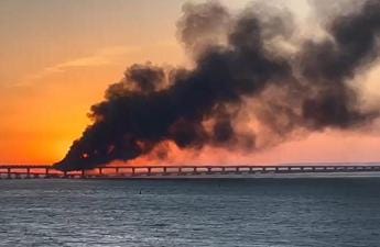Galleria foto 'Ucraina, “in fiamme serbatoio carburante su ponte Crimea”' - foto 1
