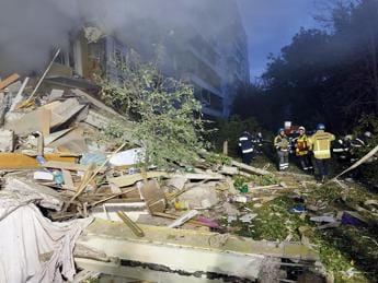 Galleria foto 'Ucraina, nuovo raid su Zaporizhzhia: distrutto un altro palazzo residenziale' - foto 1