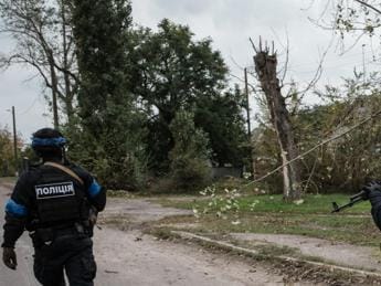 Galleria foto 'Ucraina, polizia scopre camera di tortura con contenitore pieno di denti d’oro' - foto 1