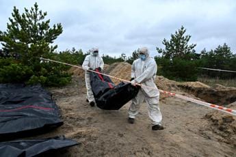 Galleria foto 'Ucraina, scoperta fossa comune a Lyman con 146 corpi' - foto 1