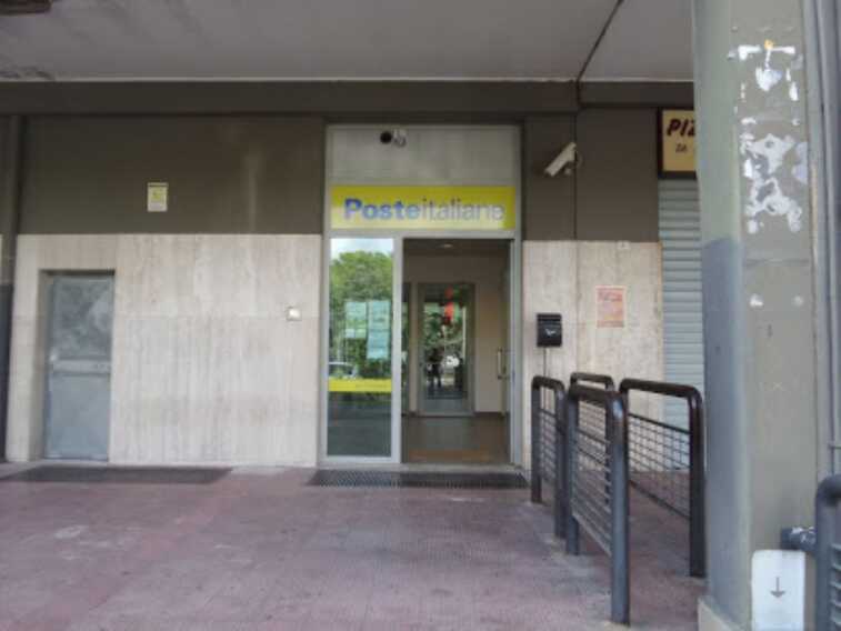 Bari, rapina all’ufficio postale di via Lucarelli: in quattro fuggono col bottino