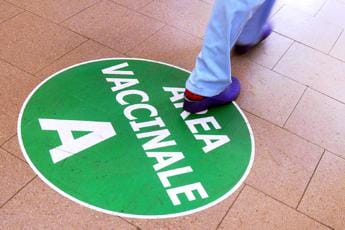 Galleria foto 'Vaccino Covid, Iss: “Dose booster protegge da malattia grave all’82%”' - foto 1