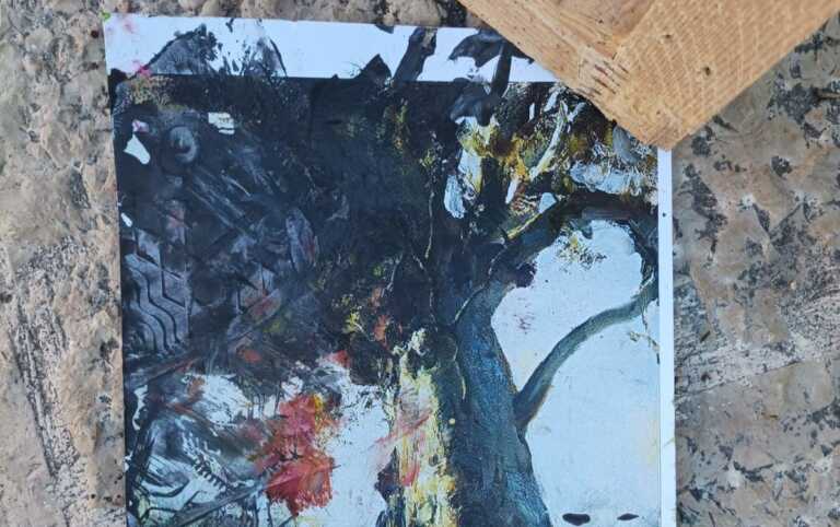 Vandali nei “Giardini urbani” a Trani. Imbrattate le opere d’arte