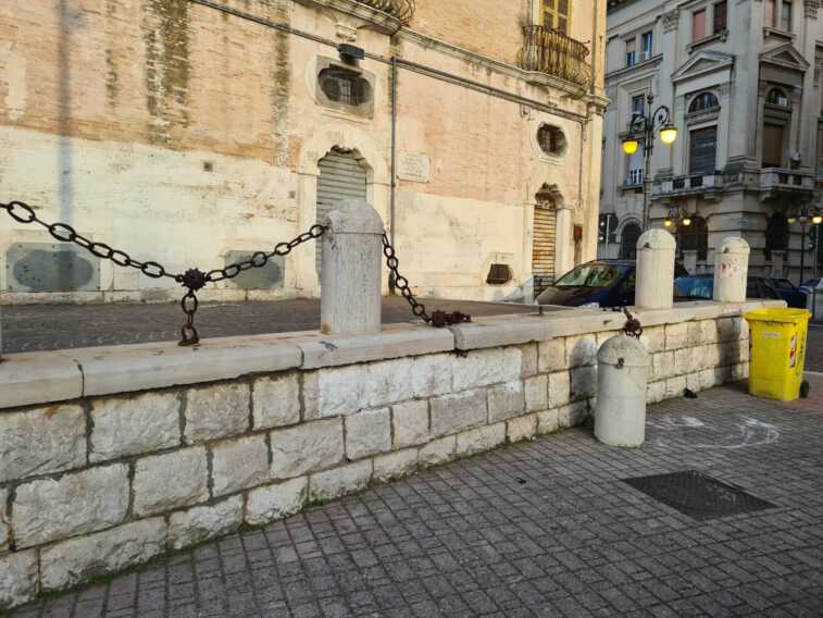 Le telecamere “cieche” in pieno centro a Foggia mentre i vandali distruggono gli arredi
