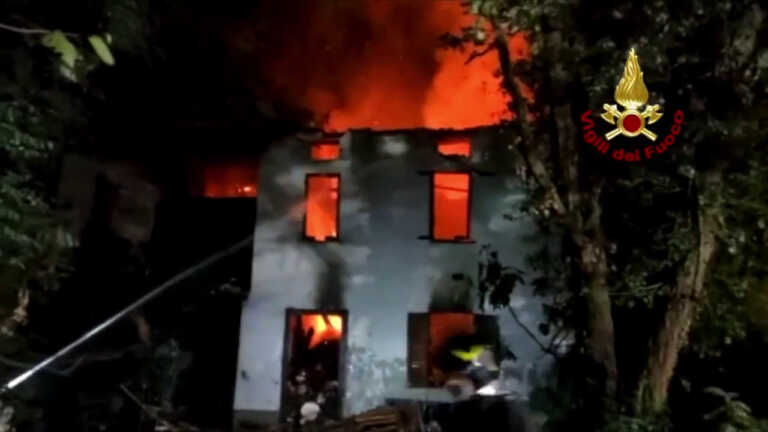 Galleria foto 'Vigili del Fuoco spengono incendio in un casale nel Lodigiano' - foto 1